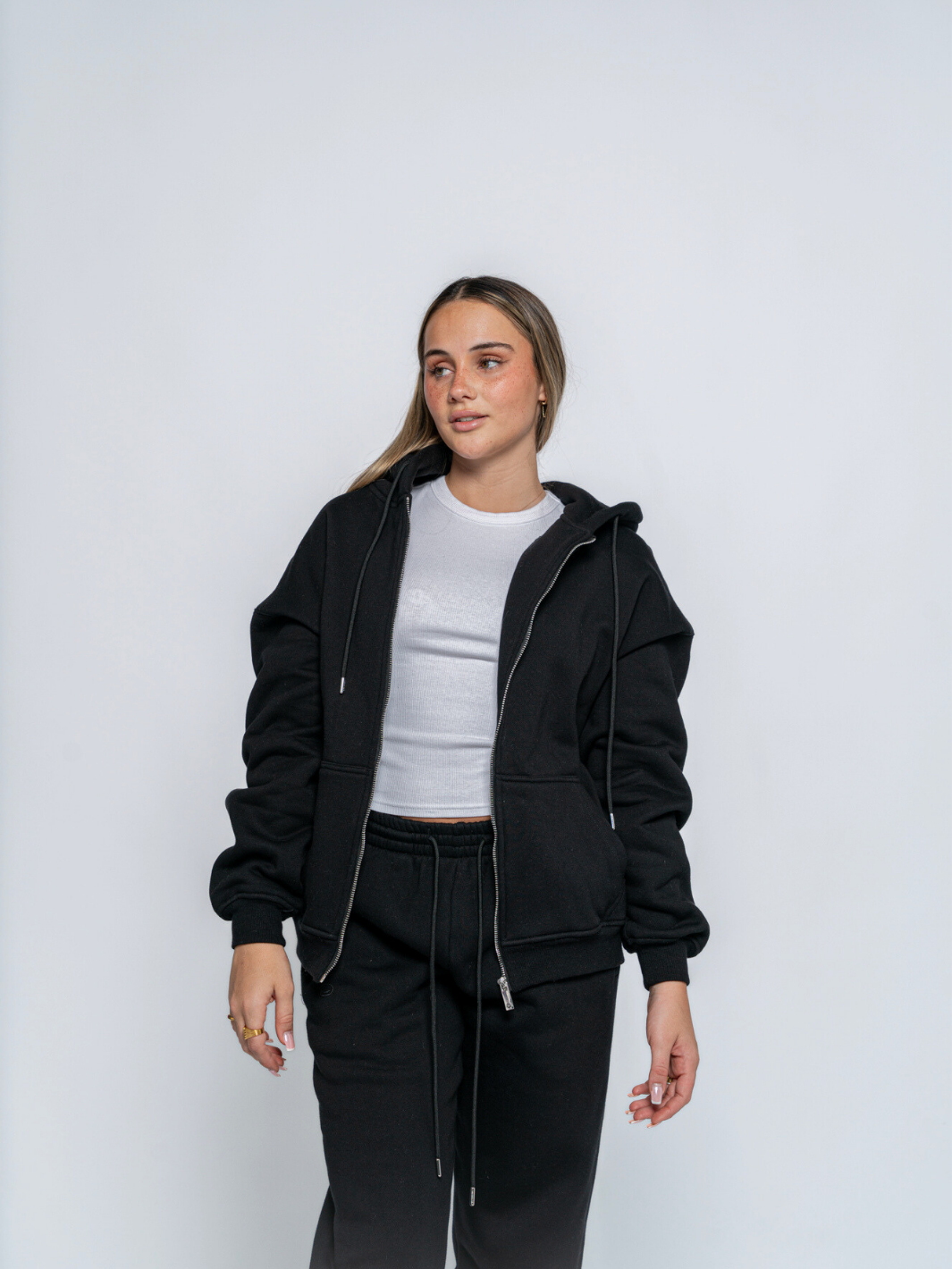 SIGNATURE BASIC ZIP-UP HOODIE - BLACK