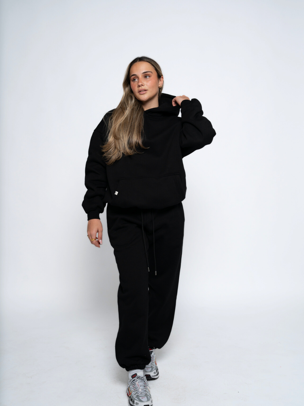 SIGNATURE BASIC HOODIE - BLACK