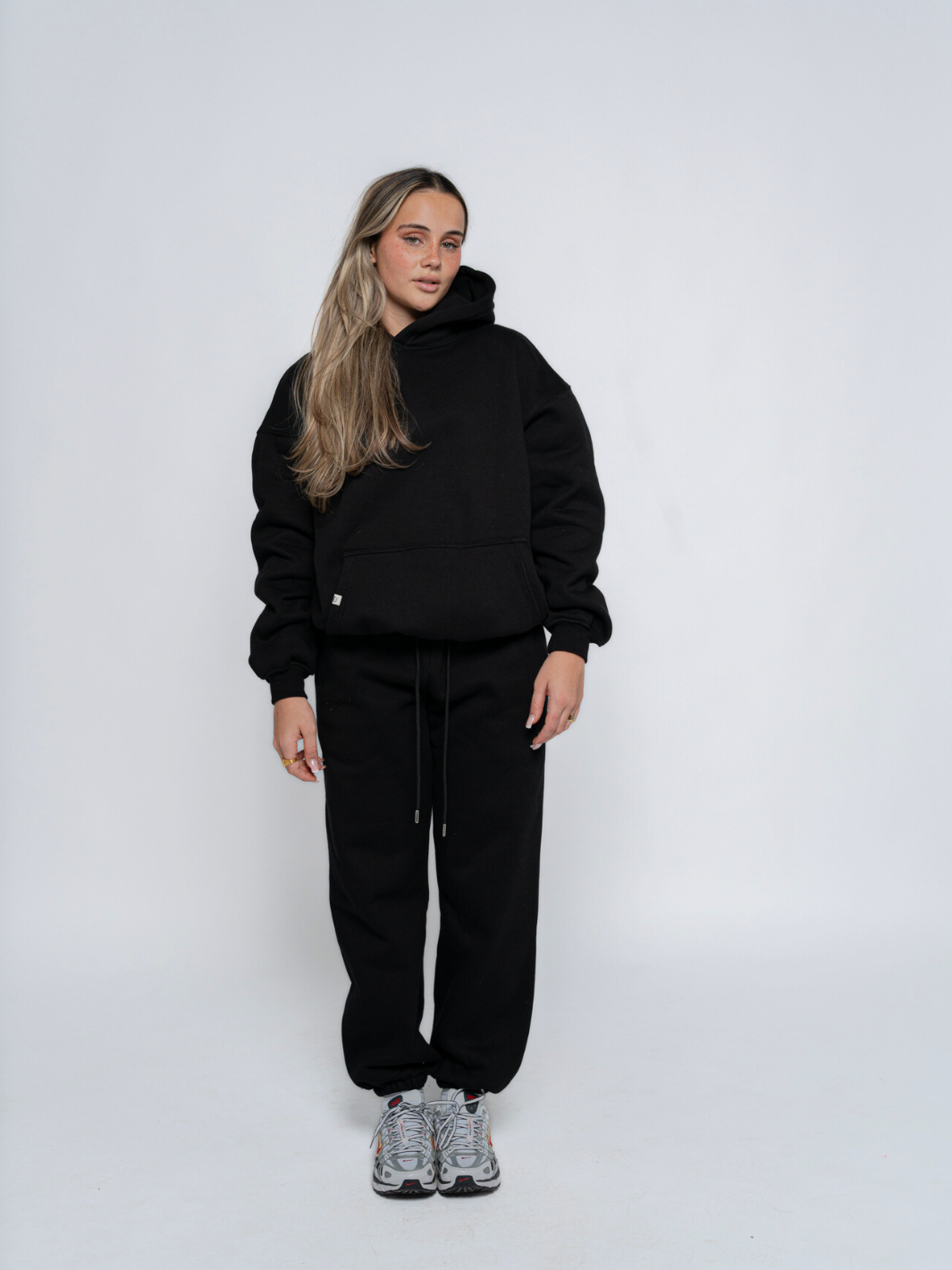 SIGNATURE BASIC HOODIE - BLACK