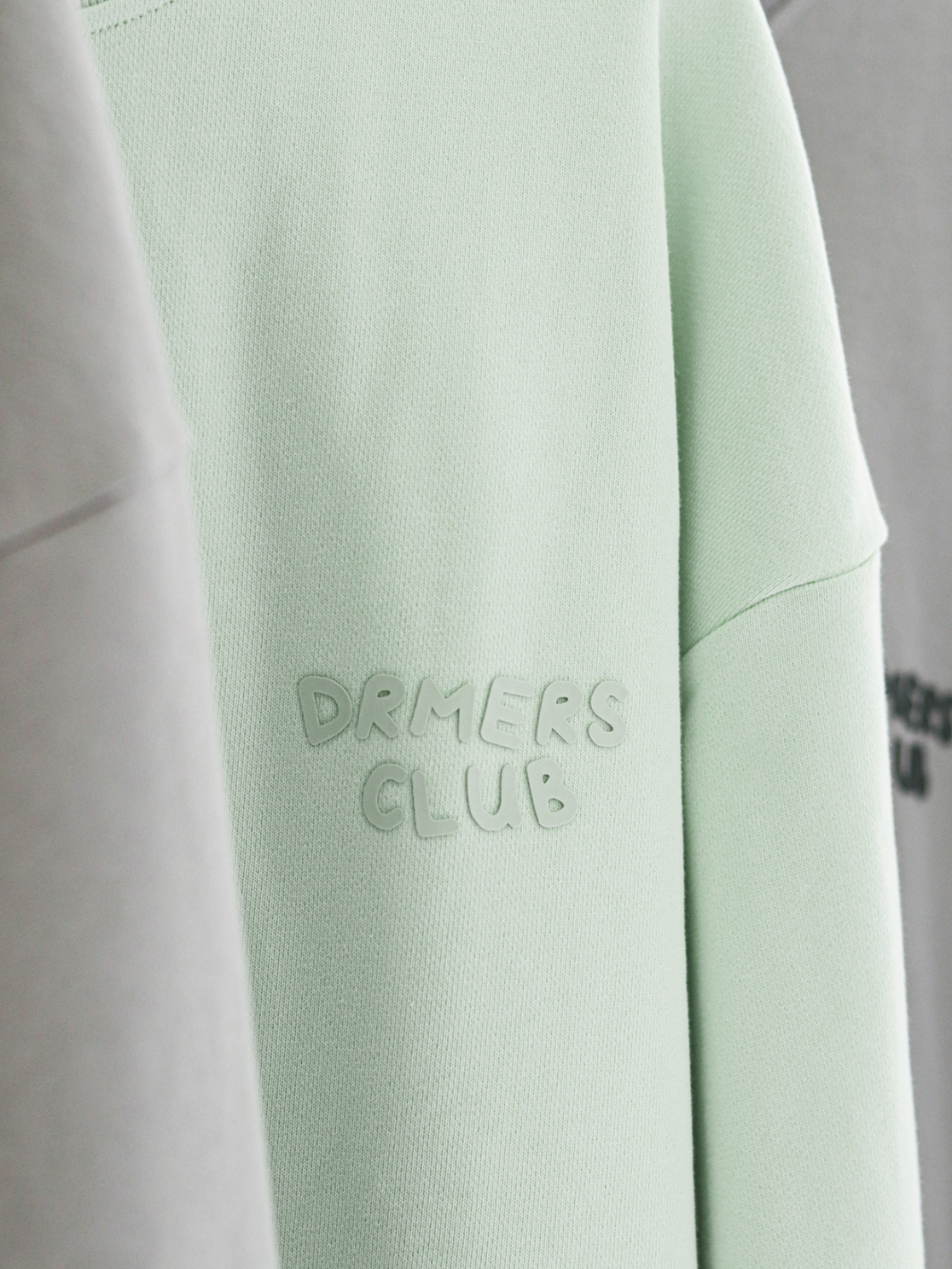 DRMERS CLUB BASICS CREWNECK - MATCHA CREAM