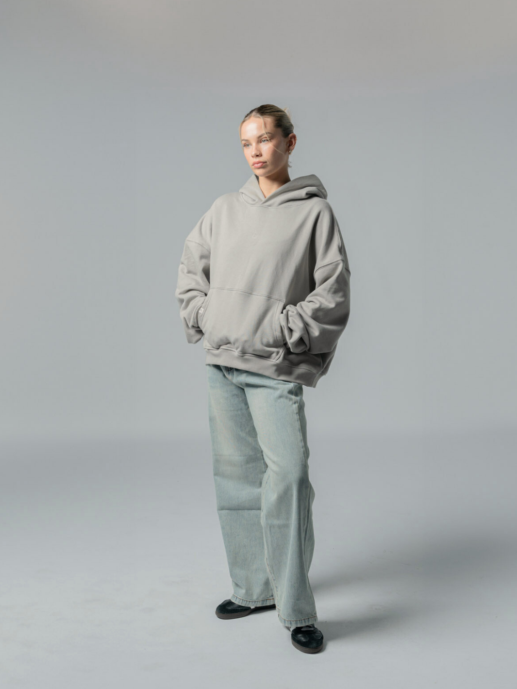 ESSENTIAL BOXY HOODIE - GREY