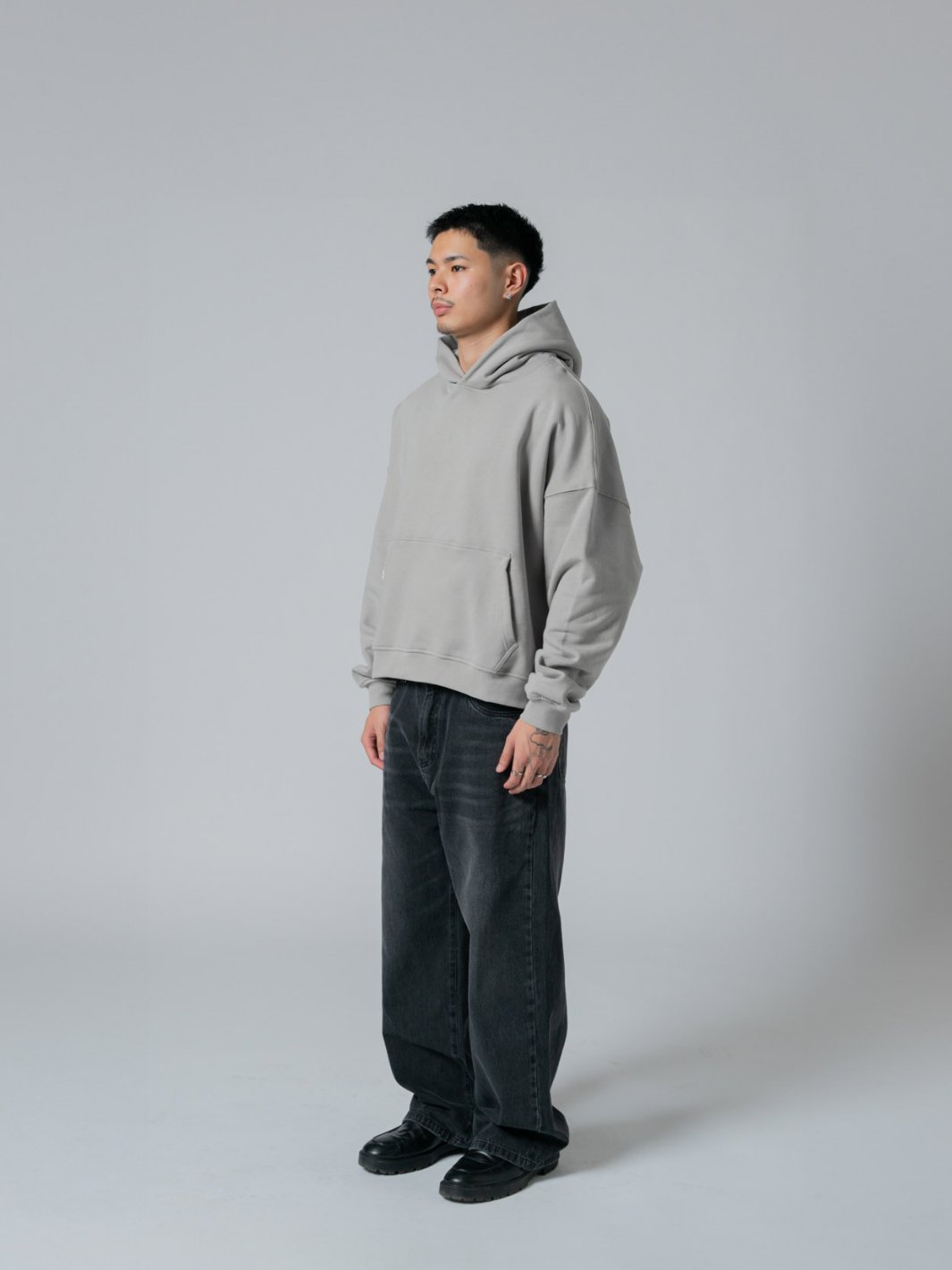 ESSENTIAL BOXY HOODIE - GREY