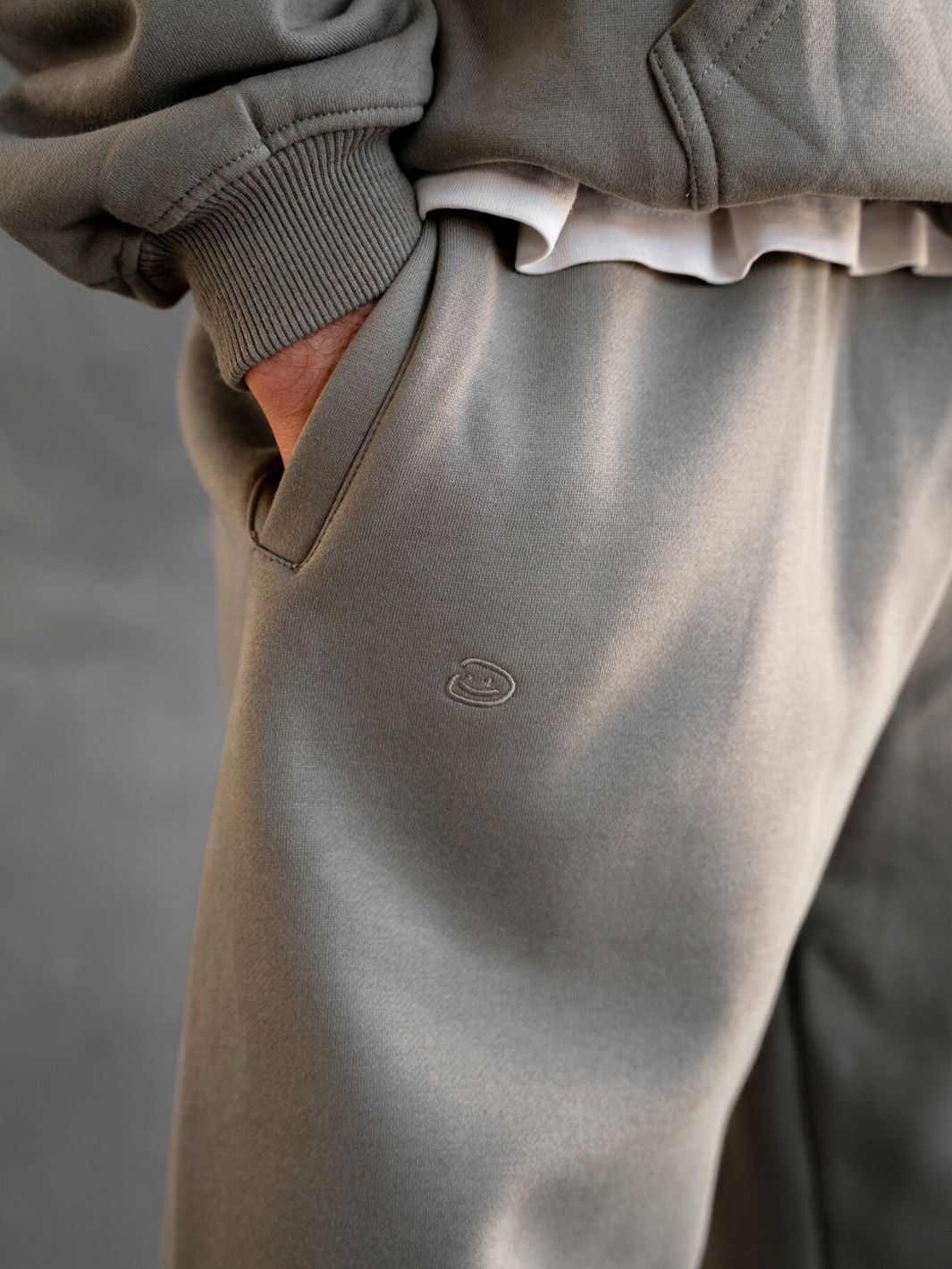 STRAIGHT LEG SWEATPANTS - DEEP TAUPE